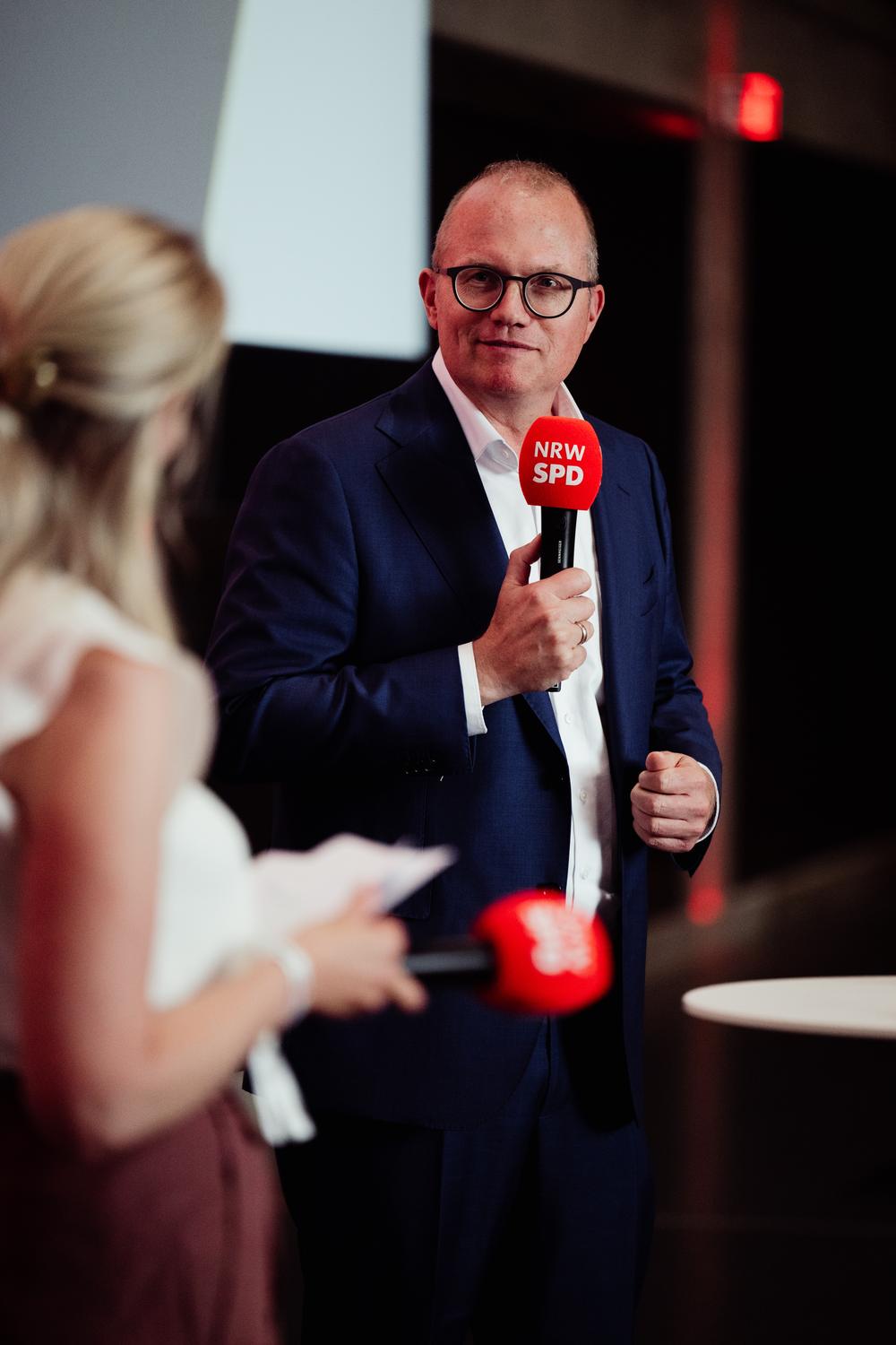 Jochen Ott am Mikrofon